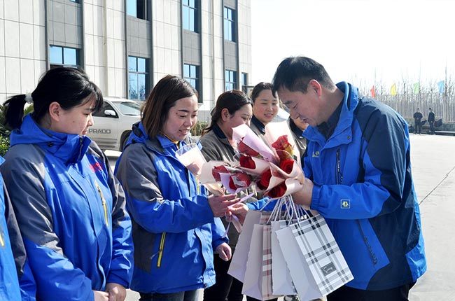 中譽鼎力黨建指導員王士存為大家發放福利