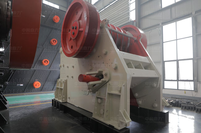 鄂破式破碎機間隙調整結構圖