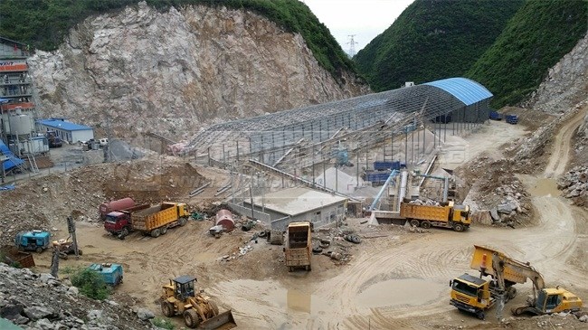 拉料車(chē)正在裝運(yùn)石料