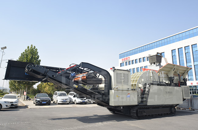 移動(dòng)錘式破碎機(jī)的工作特點(diǎn)介紹 移動(dòng)錘式破碎機(jī)的工作特點(diǎn)介紹